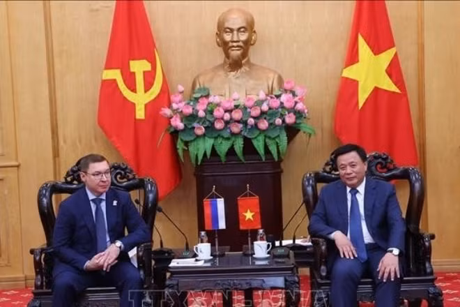 Đồng chí Nguyễn Xuân Thắng tiếp ông Yakushev Vladimir Vladimirovich thăm và làm việc tại Học viện Chính trị quốc gia Hồ Chí Minh.