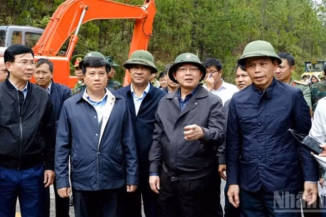 Phó Thủ tướng Hồ Quốc Dũng và lãnh đạo tỉnh Lâm Đồng kiểm tra hiện trường sạt lở và chỉ đạo công tác khắc phục tại đèo Mimosa sáng 21/11.