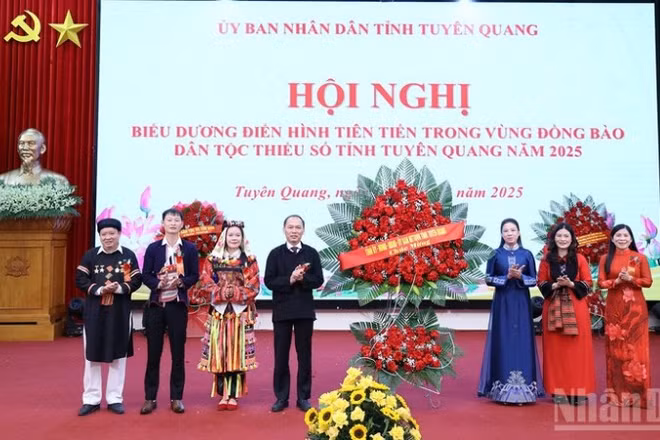 Lãnh đạo tỉnh Tuyên Quang tặng hoa chúc mừng hội nghị.