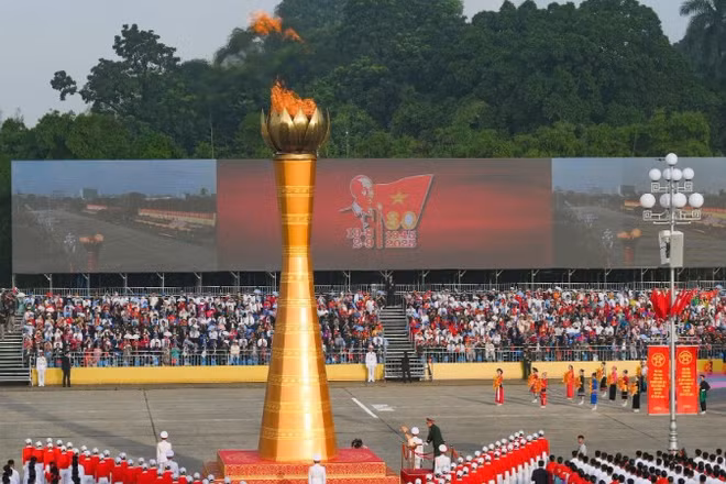 Nghi thức rước đuốc truyền thống, thắp sáng đài lửa truyền thống cách mạng. (Ảnh: THẾ ĐẠI)