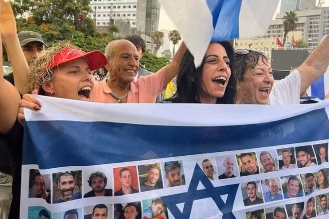 Người thân các con tin Israel vui mừng về thỏa thuận ngừng bắn ở Gaza.