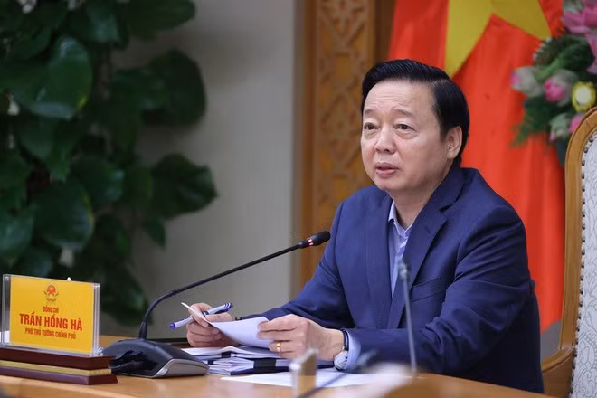 Phó Thủ tướng Trần Hồng Hà chủ trì cuộc họp nghe báo cáo về việc phê duyệt tổng hạn ngạch phát thải khí nhà kính cho năm 2025-2026. (Ảnh: VGP/Minh Khôi)