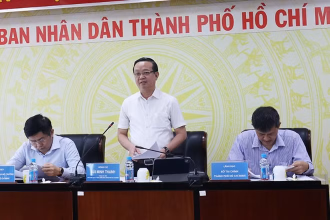 Phó Chủ tịch Ủy ban nhân dân Thành phố Hồ Chí Minh Bùi Minh Thạnh phát biểu tại cuộc họp.