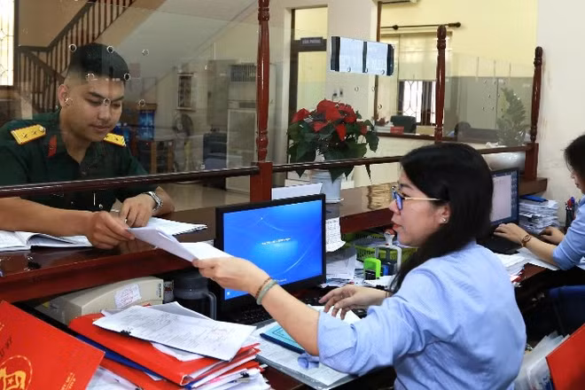 Người dân thực hiện giao dịch tại Kho bạc Nhà nước.