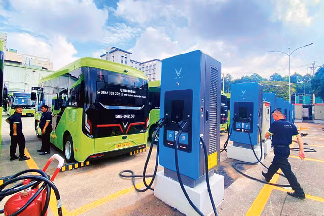 Hạ tầng trạm sạc là yếu tố quan trọng của quá trình chuyển đổi phương tiện giao thông công cộng lẫn phương tiện cá nhân để thực hiện xanh hóa hoạt động giao thông vận tải. 