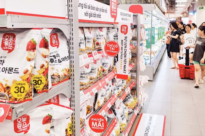 Người tiêu dùng mua sắm hàng hóa tại siêu thị Lotte Mart Hà Nội. (Ảnh: ĐĂNG ANH)