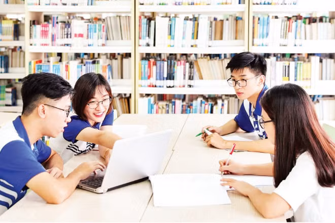 Sinh viên Đại học Quốc gia Hà Nội tra cứu tại Trung tâm Thông tin-Thư viện trường. (Ảnh DƯƠNG TÂM)