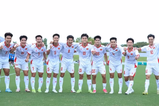 Niềm vui của U23 Việt Nam sau trận thắng U23 Philippines 2-0. (Ảnh: HOÀNG HỒ)
