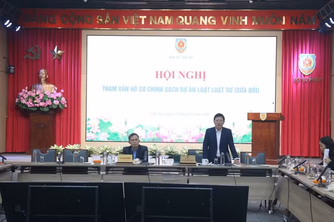 Ngày 12/3, Bộ Tư pháp tổ chức hội nghị tham vấn hồ sơ chính sách dự án Luật Luật sư (sửa đổi). Trong ảnh: Thứ trưởng Tư pháp Mai Lương Khôi phát biểu khai mạc hội nghị. (Ảnh: TL)