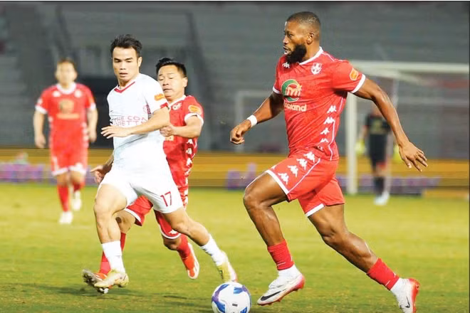 Hải Phòng (áo đỏ) thua Thể Công Viettel 1-2 trên sân nhà.
