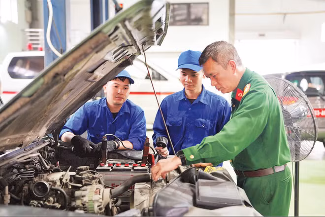 Lãnh đạo Nhà máy Z157 hướng dẫn công nhân sửa chữa, bảo dưỡng xe-máy quân sự.