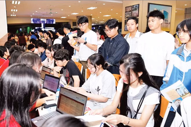 Học sinh tìm hiểu thông tin tuyển sinh tại Đại học Kinh tế quốc dân.