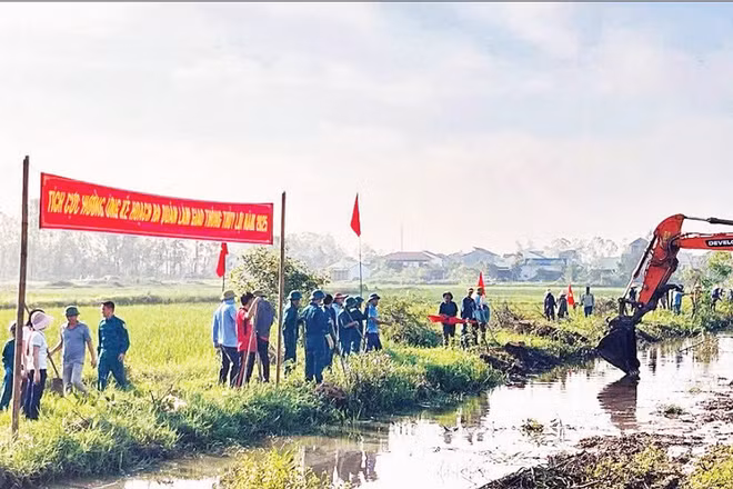 Người dân tỉnh Nghệ An nạo vét kênh mương nội đồng, bảo đảm tưới, tiêu cho sản xuất. (Ảnh ĐÌNH PHƯỢNG)