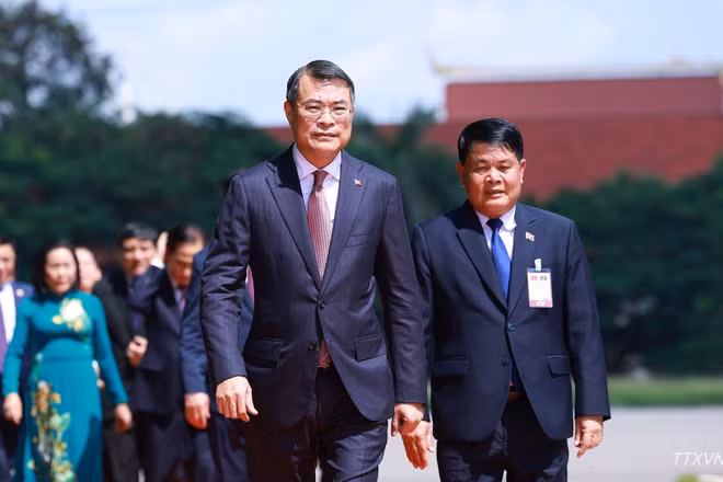 Thủ tướng Lê Minh Hưng đến đặt vòng hoa tưởng niệm tại Đài liệt sĩ vô danh Lào. (Ảnh: TTXVN)