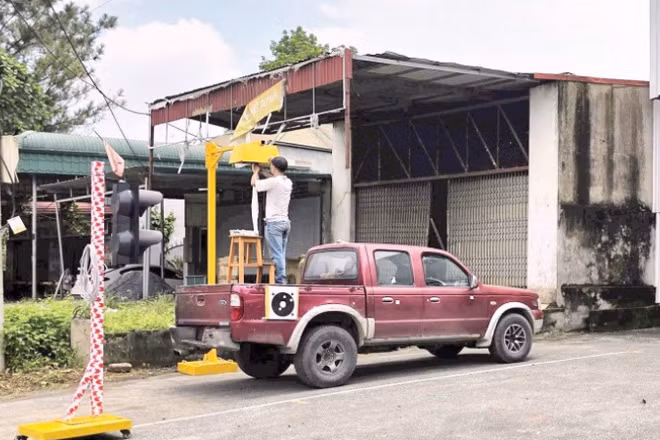 Nhóm nghiên cứu của kỹ sư Lưu Xuân Bình thử nghiệm thiết bị đo đạc thể tích vật liệu trên xe tải.