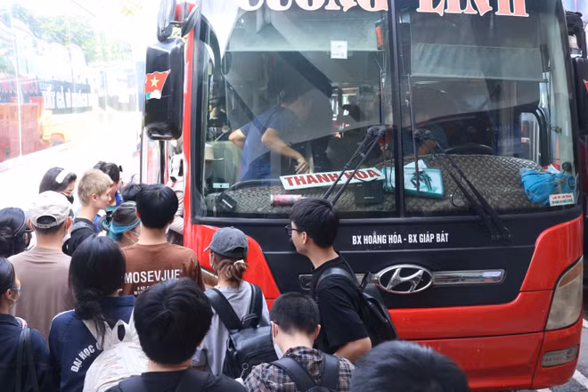 Hành khách lên xe về quê nghỉ lễ tại bến xe Giáp Bát, Hà Nội (Ảnh: HÙNG KHÁNH)