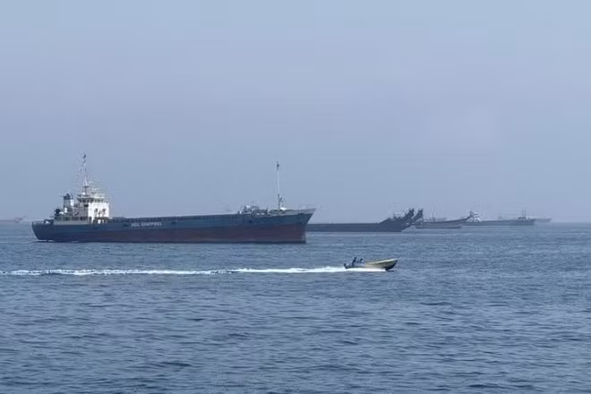 Các tàu thương mại neo đậu tại Eo biển Hormuz, gần thị trấn Khasab, ở miền bắc Oman. (Ảnh: Tân Hoa xã)