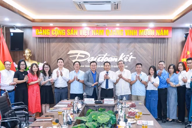 Lãnh đạo Báo Đại đoàn kết cùng các đại biểu chụp ảnh lưu niệm. (Ảnh: Quang Vinh)