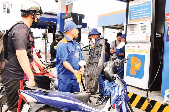 Người dân đến đổ xăng tại một cửa hàng kinh doanh xăng dầu trên đường Phạm Văn Thuận (phường Tam Hiệp, thành phố Đồng Nai). (Ảnh: HẢI QUÂN)