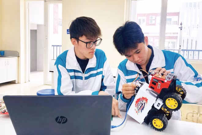 Học sinh Trường trung học phổ thông chuyên Lương Văn Tụy (tỉnh Ninh Bình) trong giờ học STEM.
