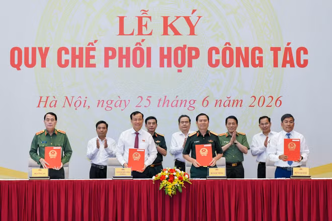 Chủ tịch Quốc hội Trần Thanh Mẫn và đại biểu chứng kiến Lễ ký Quy chế phối hợp công tác giữa Ủy ban Quốc phòng, An ninh và Đối ngoại của Quốc hội với Bộ Quốc phòng, Bộ Công an và Bộ Ngoại giao. (Ảnh: DUY LINH)