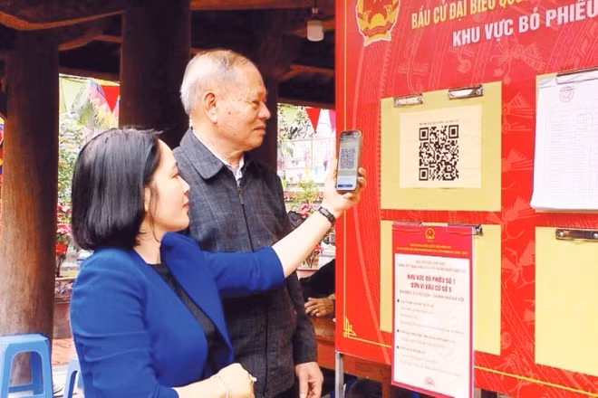 Chỉ cần quét mã QR, cử tri Hà Nội tìm hiểu các thông tin về bầu cử một cách thuận lợi. (Ảnh: KIM CHI)