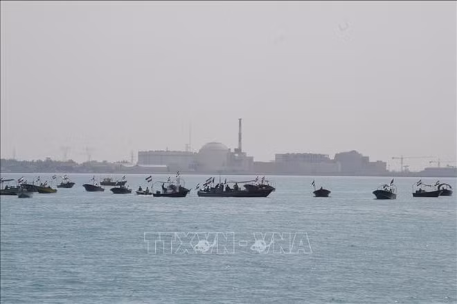 Tàu của Lực lượng Vệ binh Cách mạng Hồi giáo Iran (IRGC) tại một lễ kỷ niệm ở Vịnh Persian. (Ảnh: THX/TTXVN)