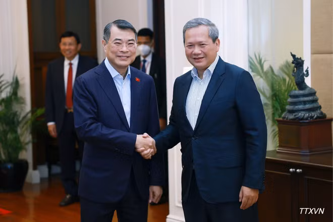 Thủ tướng Lê Minh Hưng và Thủ tướng Campuchia Hun Manet. (Ảnh: TTXVN)