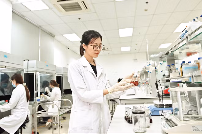 Nghiên cứu các chủng vi sinh vật có hoạt tính sinh học cao phục vụ sản xuất sản phẩm cho nông nghiệp trong phòng thí nghiệm. (Ảnh THẾ ĐẠI)