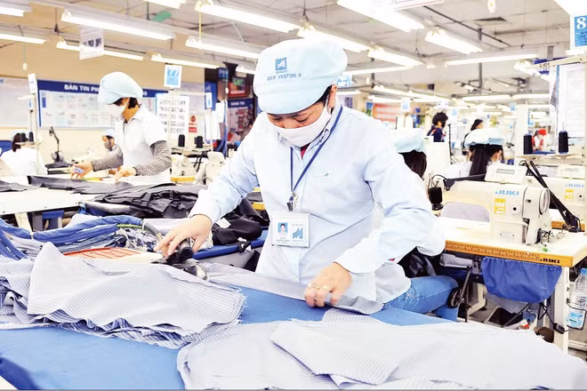 Công nhân Tổng Công ty May 10 sản xuất quần áo xuất khẩu. (Ảnh NGUYỄN ĐĂNG)