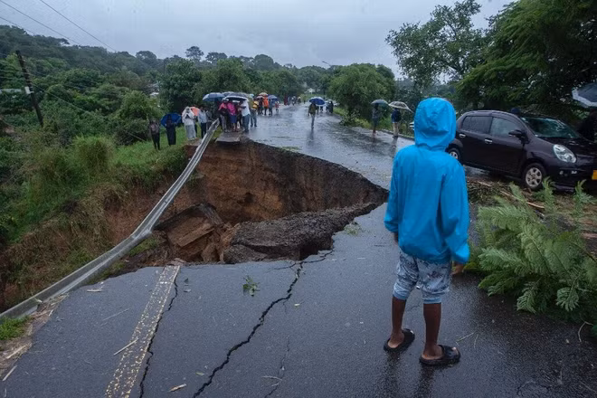 Mưa lớn gây lũ lụt làm sập con đường ở Blantyre, Malawi. (Ảnh tư liệu: phys.org)