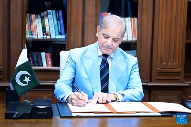 Thủ tướng Pakistan Shehbaz Sharif ký Biên bản ghi nhớ (MoU) với tư cách là người trung gian hòa giải trong thỏa thuận hòa bình giữa Mỹ và Iran, tại Islamabad, Pakistan. (Văn phòng Thủ tướng Pakistan/Ảnh cung cấp qua Tân Hoa Xã)