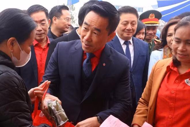 Phó Chủ tịch, Tổng Thư ký Trung ương Hội Chữ thập đỏ Việt Nam khóa XI Nguyễn Hải Anh thăm hỏi, động viên, trao quà tặng người dân có hoàn cảnh khó khăn.