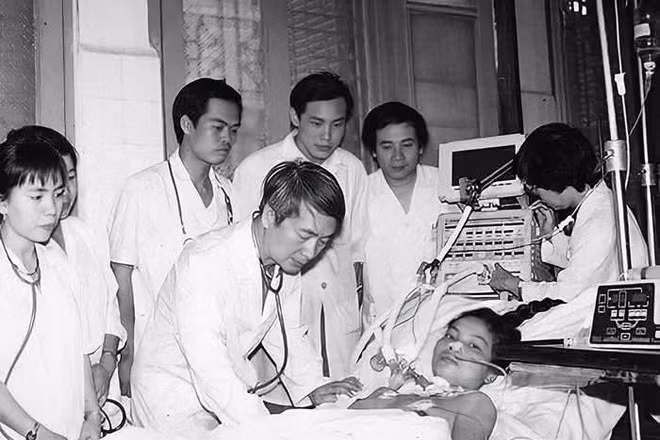 Giáo sư Vũ Văn Đính thăm khám bệnh nhân và giảng dạy cho các bác sĩ trẻ. (Ảnh tư liệu)
