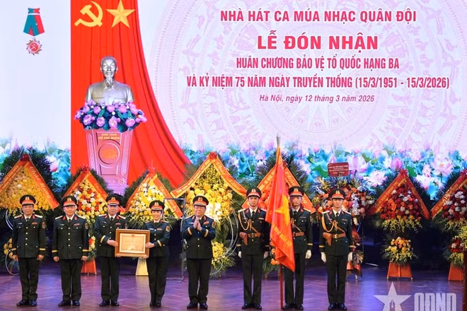 Thừa ủy quyền của Chủ tịch nước, Đại tướng Nguyễn Trọng Nghĩa trao Huân chương Bảo vệ Tổ quốc hạng Ba tặng Nhà hát. (Ảnh: qdnd.vn)
