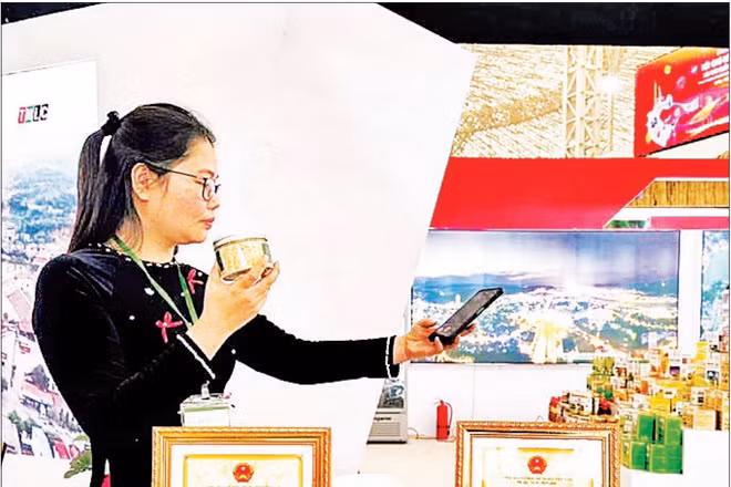 Sản phẩm OCOP chế biến từ cá hồ Thác Bà được giới thiệu tại hội chợ thương mại. (Ảnh MINH SƠN)