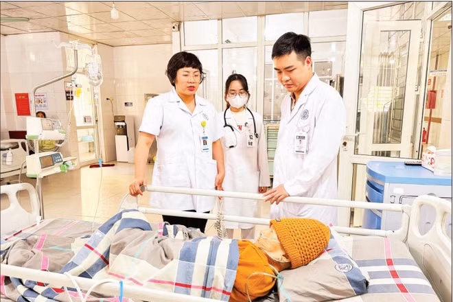 Chăm sóc, điều trị bệnh nhân kháng thuốc tại Bệnh viện đa khoa Đông Anh.