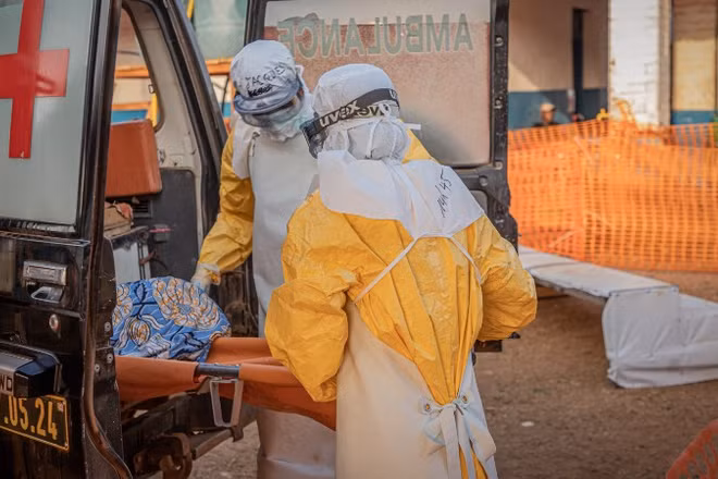 Nhân viên y tế chuyển bệnh nhân Ebola tới trung tâm điều trị ở Mongbwalu, tỉnh Ituri, Cộng hòa Dân chủ Congo. (Ảnh: THX/TTXVN)