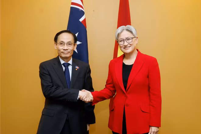 Bộ trưởng Ngoại giao Lê Hoài Trung và Bộ trưởng Ngoại giao Australia Penny Wong. (Ảnh: TTXVN)