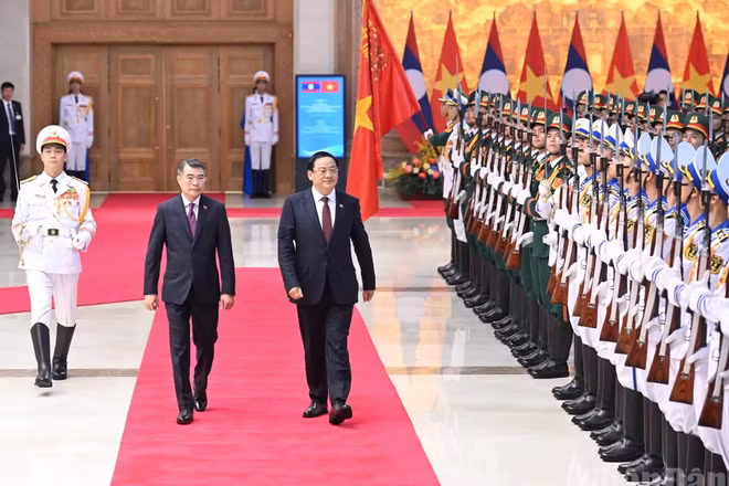 Thủ tướng Lê Minh Hưng và Thủ tướng nước Cộng hòa Dân chủ Nhân dân Lào Sonexay Siphandone duyệt Đội danh dự Quân đội nhân dân Việt Nam.
