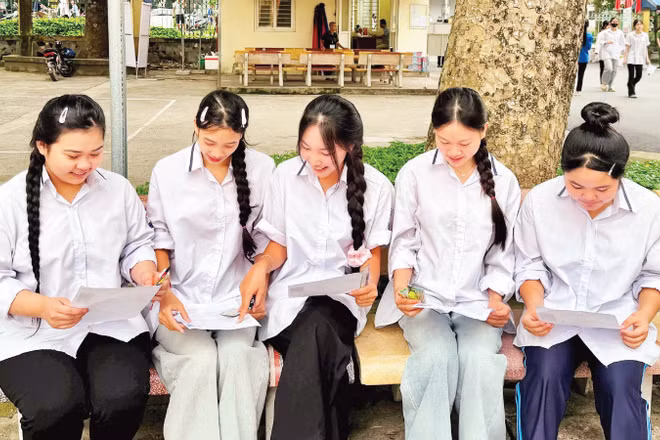 Thí sinh tại điểm thi Trường trung học phổ thông Kim Động, tỉnh Hưng Yên trong Kỳ thi tốt nghiệp trung học phổ thông năm 2026. (Ảnh: THÚY QUỲNH)
