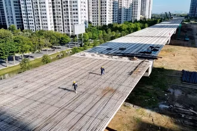 Thi công cầu, đường dự án Vành đai 3 Thành phố Hồ Chí Minh. (Ảnh: THẾ ANH)
