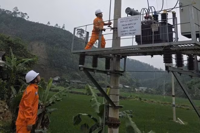 Nhân viên điện lực Trấn Yên (Lào Cai) kiểm tra Trạm biến áp.