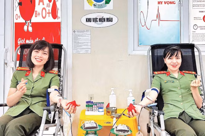 Trung tá Phạm Thị Huyền Trang, Phó Trưởng ban Phụ nữ và Đại úy Trần Thị Thanh Tâm, cán bộ Ban Phụ nữ Công an tỉnh Quảng Trị tham gia hoạt động hiến máu tình nguyện.