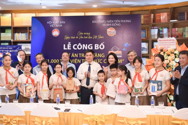 Các bạn học sinh trường Tiểu học Văn Chương trao tặng sách cho Dự án. (Ảnh: thieunien.vn)