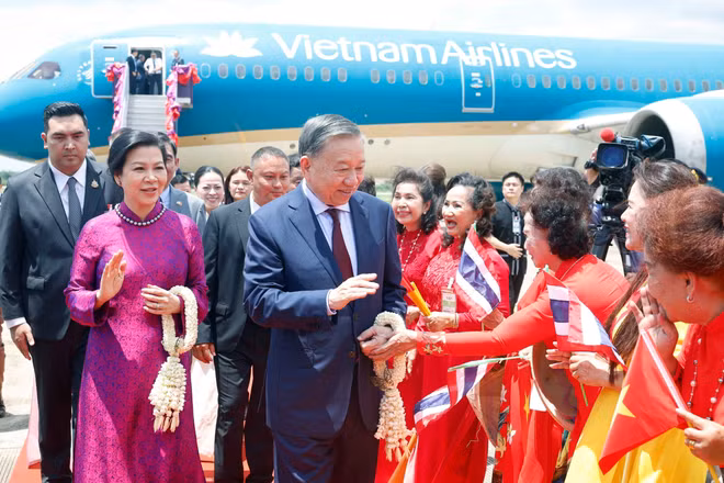 Các quan chức tỉnh Udon Thani đón Tổng Bí thư, Chủ tịch nước Tô Lâm và Phu nhân tại sân bay quốc tế Udon Thani. (Ảnh: TTXVN)