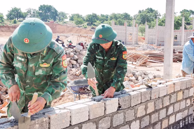 Bộ đội Biên phòng tỉnh Gia Lai hỗ trợ xây dựng trường học biên giới tại xã Ia Púch (Ảnh CÔNG CƯỜNG)