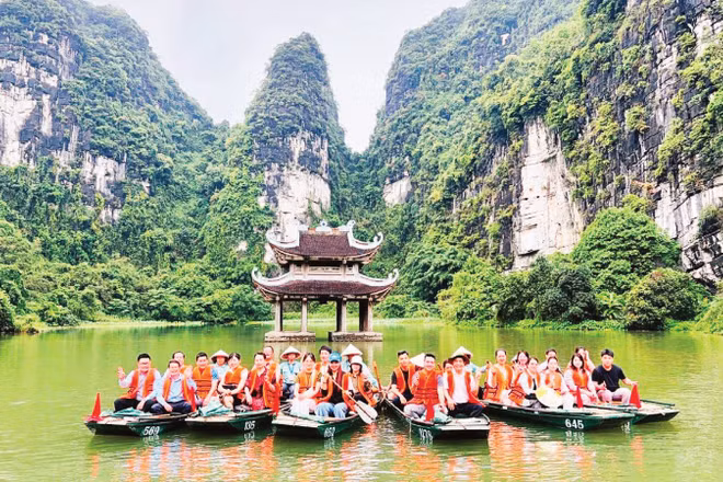 Du khách khám phá Khu du lịch sinh thái Tràng An, Ninh Bình (Ảnh TUẤN LÊ)