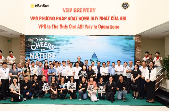 Đại diện AB InBev Việt Nam cùng đại diện các cơ quan báo chí, sở, ban, ngành và địa phương chụp ảnh lưu niệm trong chương trình tham quan Nhà máy AB InBev Việt Nam tại KCN VSIP II-A, hưởng ứng Ngày Nước thế giới 2026. (Ảnh: AB InBev Việt Nam)