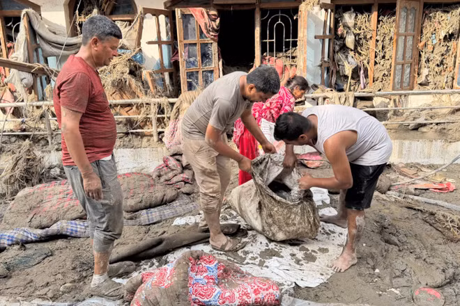 Người dân dọn dẹp sau lũ quét tại Nuwakot, Nepal. Ảnh: THX/TTXVN 